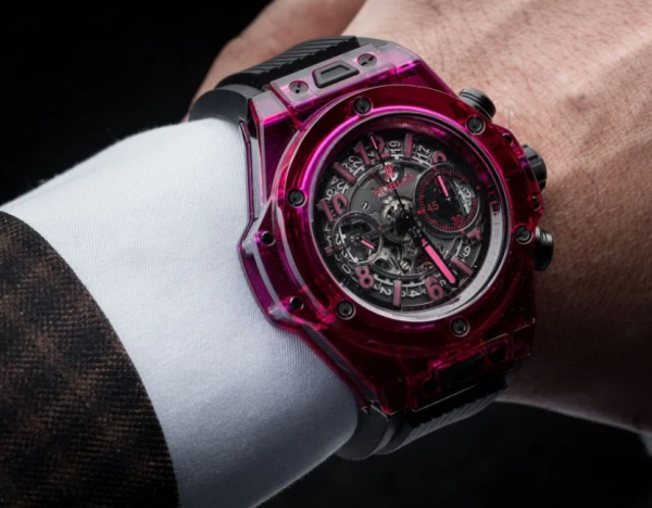 Jam tangan dengan aksen merah sporty